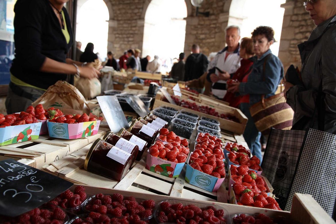 Marché sous la mairie ronde à Ambert